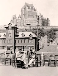 Miss Simpson & Jeane på däck av Steamboat, Lisle dOrleans, Quebec Wharf, 1926