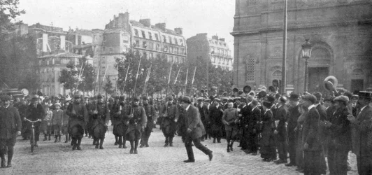 Mobiliserade franska trupper marscherade i Paris, Frankrike, augusti 1914