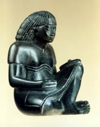 Modell av en sittande skrivare, fornegyptisk, 18:e dynastin, 1550-1293 f.Kr.