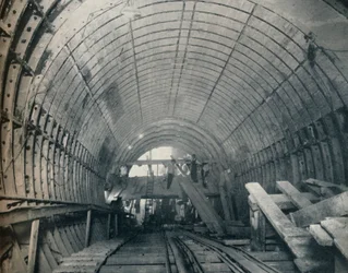 Modern emulering av Piranesi: rulltrappstunnel nr 3 vid Piccadilly Circus Station, 1929
