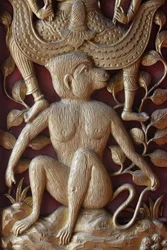 Monkey relief på en dörr i Wat Dab Phai, Chiang Mai Thailand