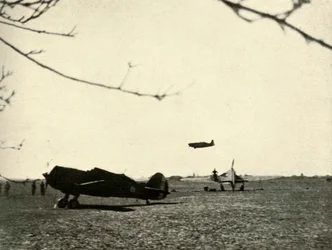 Morane 406 på Vassincourt Aerodrome med franska Curtiss Hawk och Hurricane, 1939-1940, 1941.