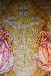 Mosaik i kyrkan Sacro Cuore di Gesu: änglar och helig spöke, Gallipoli, Italien