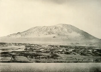 Mount Erebus...Den gamla kratern till vänster, c1908, 1909.