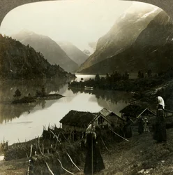 Bergväggiga Loen-sjön - oöverträffad i skönhet och storhet - från Seten gård, Norge, c1905.