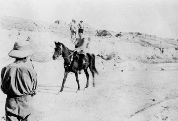 Beriden turkisk officer lämnar Mosul, Mesopotamien, första världskriget, 1918