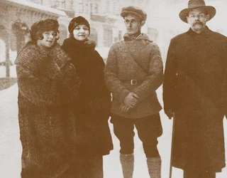 Moura Budberg tvåa från vänster med Maxim Gorkij höger, ca. 1920
