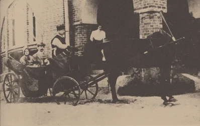 Moura Budberg med sin första make von Benckendorf i en vagn på deras estniska egendom, 1912