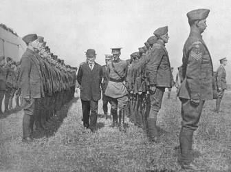 Mr. Asquith inspekterar Royal Flying Corps, 1915
