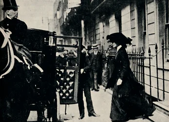 Mr Churchill avgår på smekmånad, 1908, 1945.