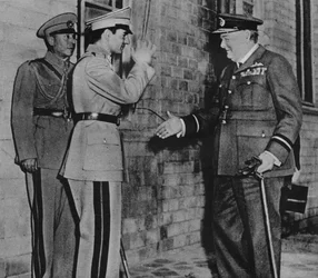 Herr Churchill hälsas av Shahen av Persien, 1943