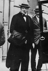 Herr Churchill gick till fredskonferensen i Paris 1919, 1945