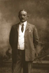Mr H J King, 1911.