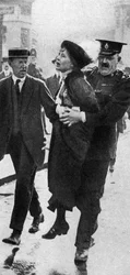 Mrs Pankhurst, arresterad utanför Buckingham Palace, London, 1914, 1935