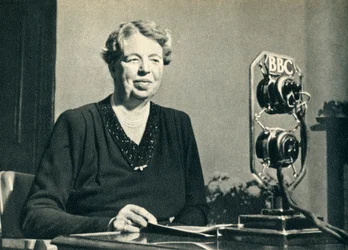 Mrs. Roosevelt kom för att själv se kvinnorna i Storbritannien i krig 1942.