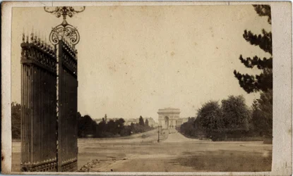 Paris kommun (1871): utsikt över Porte Maillot och Triumfbågen. Anonym fotografering. Tryck på kartong Dim. 17x8 cm