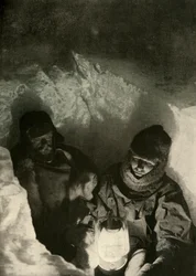 Murray och Priestley går ner i ett schakt som grävts i Green Lake, c1908, 1909