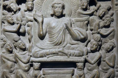 Nationalmuseet, New Delhi. Ayaga-fris med scener ur Buddhas liv och ur Jataka-berättelserna. Ikshvaku, 3:e århundradet e.Kr. Nagarjunakonda, Andhra Pradesh. Gråaktig kalksten. Detalj. Indien.