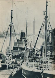 Naval Trawler, HMS Liffy vid sidan av ett Grimsby fiskefartyg i Grimsby Docks, 1937