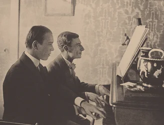 Nijinsky och Maurice Ravel vid pianot spelar ett partitur från Daphnis och Chloe, 1912