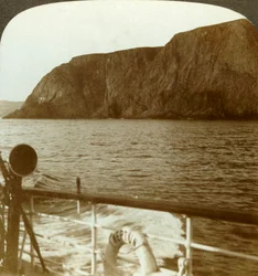 Nordkap - från väster - midnattssolens land, nära midnatt, N. Norge, c1905.