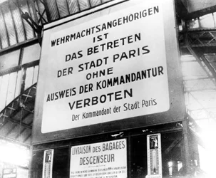Notis i en järnvägsstation i det tyskockuperade Paris, 17 juli 1940