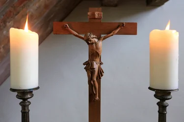 Obersteinbach, Bas-Rhin, Frankrike, le 29/5/2014 - Ljus och krucifix. Lutherska tempel.