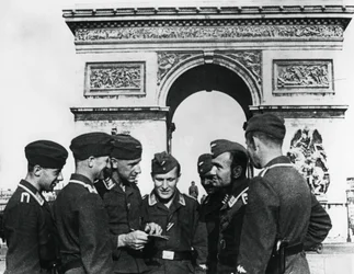 Ockuperande tyska trupper vid Triumfbågen, Paris, juni 1940