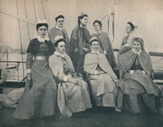 Ut i kriget! Sjuksköterskor på en liner på väg till Kapstaden, c1900.