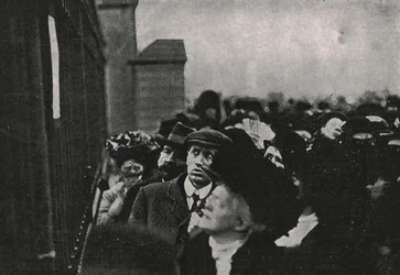 Officiellt meddelande om kung Edward VII:s död uppsatt utanför Buckingham Palace, maj 1910.