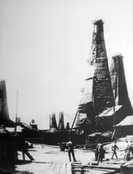 Oljeutvinning i Baku, Ryssland, c1903-c1906.