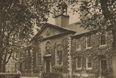 Gamla Almshouses i Kingsland Road förvandlades till ett möbelmuseum, c1935.