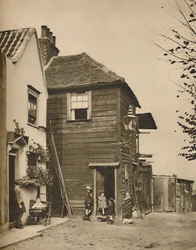 Gamla hus i Highgate från vars dörrar byborna såg bussarna passera., c1935.