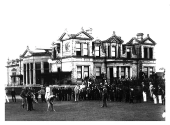 Old Tom Morris utanför Old Course Clubhouse i St Andrews i Skottland, c1900