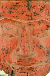 Gammal trä Buddha. Erbjudanden vid Wat Phnom-templet. Siem Reap Kambodja