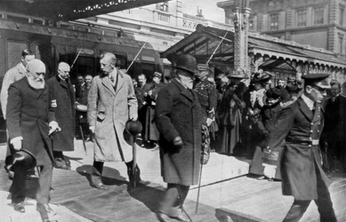 På väg till sitt eget land för sista gången kommer kung Edwards tillbaka från Biarritz, 1910