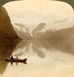 Vid den dystra sjön Olden, mellan molntäckta berg, till Maelkevoldglaciären, Norge, 1905.
