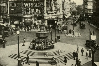 En av Londons mest älskade statyer är den av Eros som övergår fontänen vid Piccadilly Circu