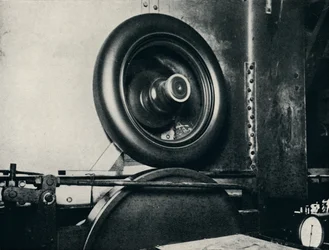 Ett av Sir Malcolm Campbells däck som går i 300 m./h., 1937