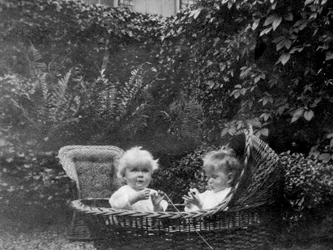 Ett år gammal, 1915