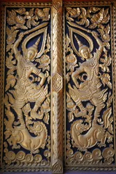 Utsmyckad tempeldörr vid Wat Chedi Luang, Chiang Mai. Thailand