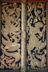 Utsmyckad tempeldörr vid Wat Chedi Luang, Chiang Mai. Thailand