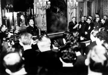 Otto Abetz, tysk ambassadör i Frankrike, håller en presskonferens, Paris, 15 december 1940