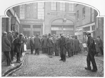 Utanför ett soppkök, Grays Yard, Marylebone, London, c1903 1903