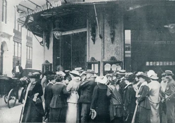 Utanför en av Paris proviantbutiker när en belägring av staden befarades, c1914