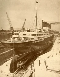 Översyn av en stor liner i en graving docka i Liverpool, c1930.