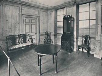 Rum med panel, daterat omkring 1740, med möbler mestadels från Queen Anne-perioden, 1927