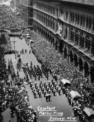 Parad vid Cenotaph, Martin Place, Sydney, New South Wales, 1945 eller 1946