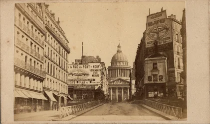 Paris Commune (1871): utsikt över Pantheon och rue Soufflot (stora skyltar främjar Maison de la rue du Pont Neuf). Anonym fotografering. Tryck på kartong Storlek 10x6 cm