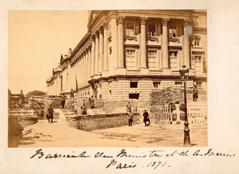 Paris Commune (1871): utsikt över barrikaden på Place de la Concorde framför marinministeriet (Hotel de la Marine eller även Hotel du Garde Meuble) i Paris. Anonym fotografering. Tryck på kartong Dim. 22x14 cm